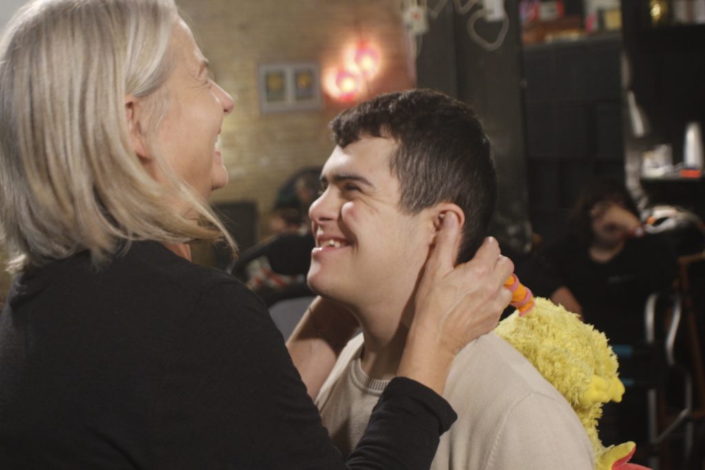 Gema y Carlos Riéndo en una clase